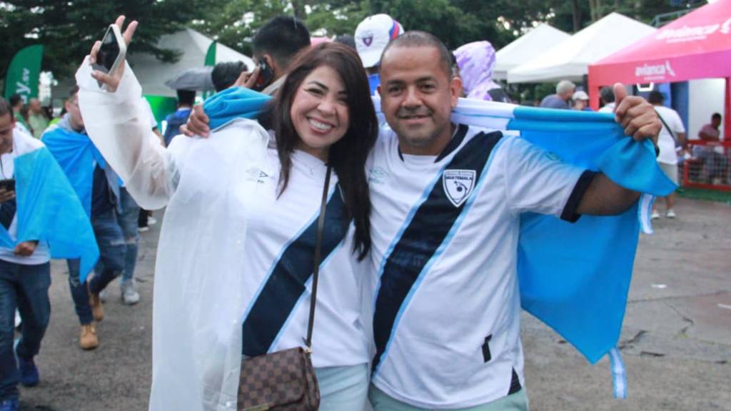 Invasión de aficionados guatemaltecos en El Salvador | Alex Meoño