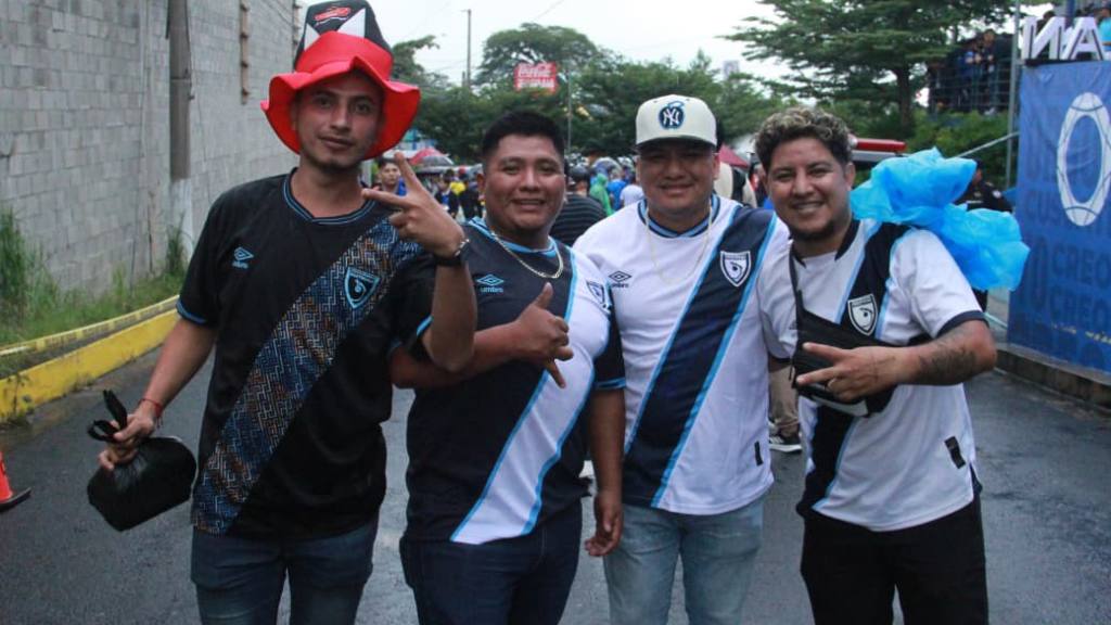 Invasión de aficionados guatemaltecos en El Salvador | Alex Meoño