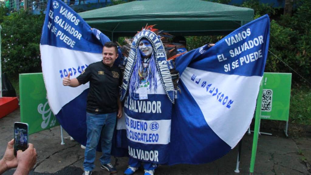 Invasión de aficionados guatemaltecos en El Salvador | Alex Meoño