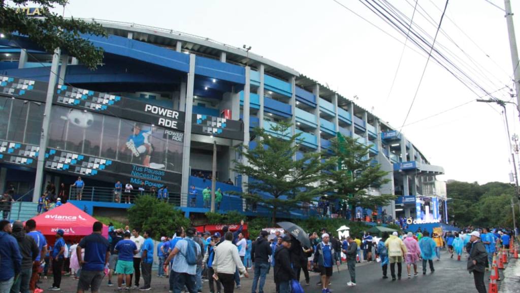 Invasión de aficionados guatemaltecos en El Salvador | Alex Meoño