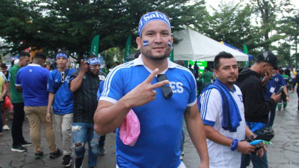 Invasión de aficionados guatemaltecos en El Salvador | Alex Meoño