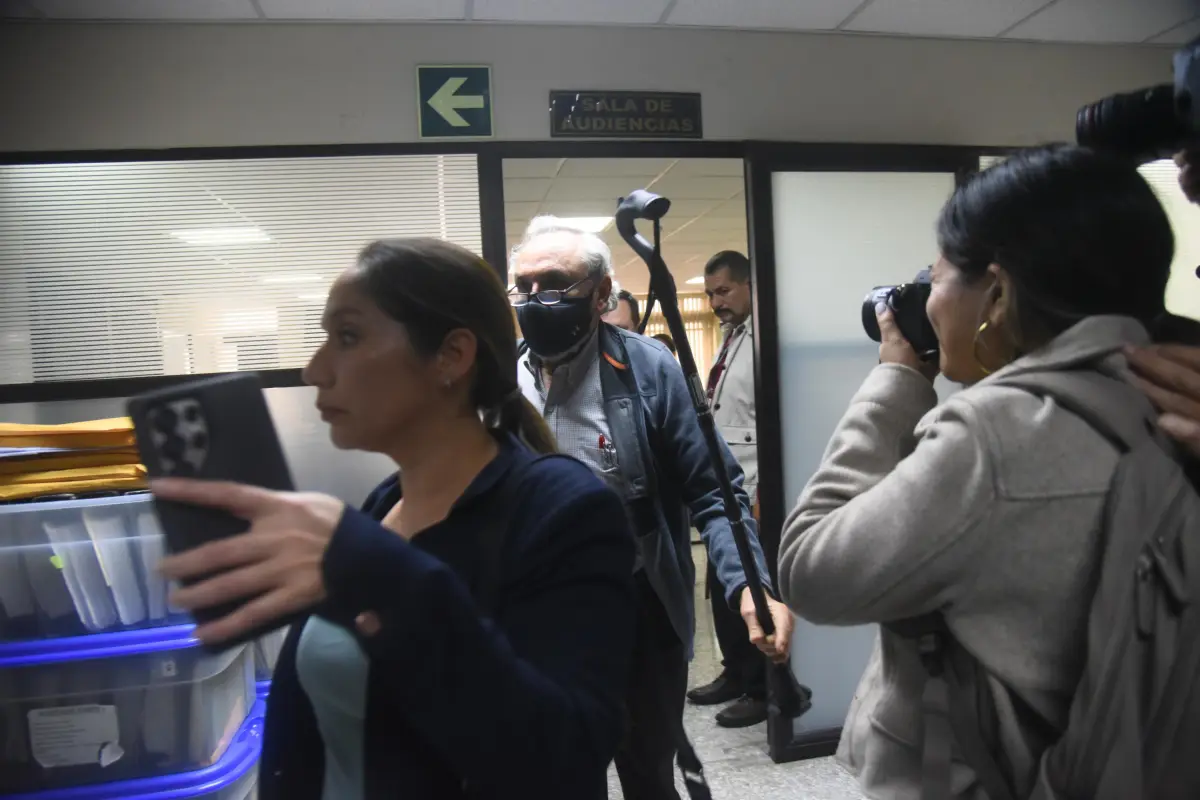 Toribio Acevedo, señalado en el caso Diario Militar, agredió a los periodistas en la Torre de Tribunales el martes 14 de octubre de 2025., Omar Solís/Emisoras Unidas