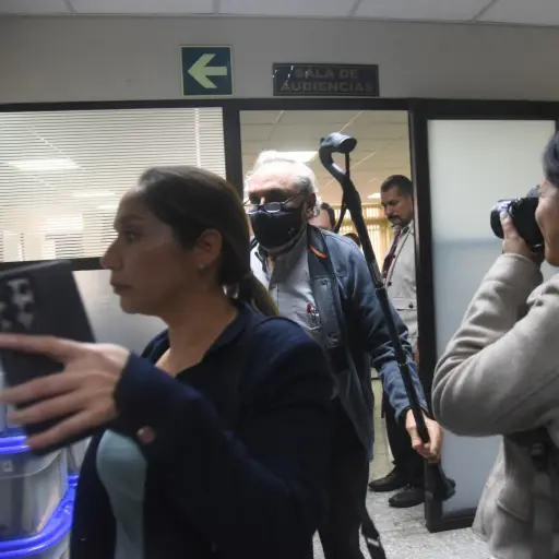 Toribio Acevedo, señalado en el caso Diario Militar, agredió a los periodistas en la Torre de Tribunales el martes 14 de octubre de 2025. ,Omar Solís/Emisoras Unidas