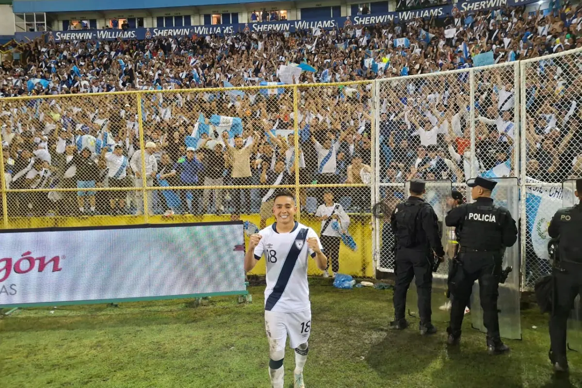 Óscar Santis festejó con la afición chapina en el estadio Cuscatlán de San Salvador, El Salvador  , Alex Meoño
