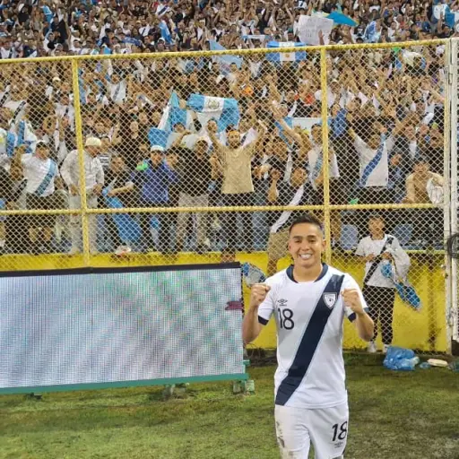 Óscar Santis festejó con la afición chapina en el estadio Cuscatlán de San Salvador, El Salvador   ,Alex Meoño
