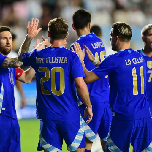 Jugadores de la selección de Argentina celebran la goleada por 0-6 infligida a la de Puerto Rico en un partido amistoso jugado este martes en el Chase Stadium de Fort Lauderdale , EFE/ Giorgio Viera