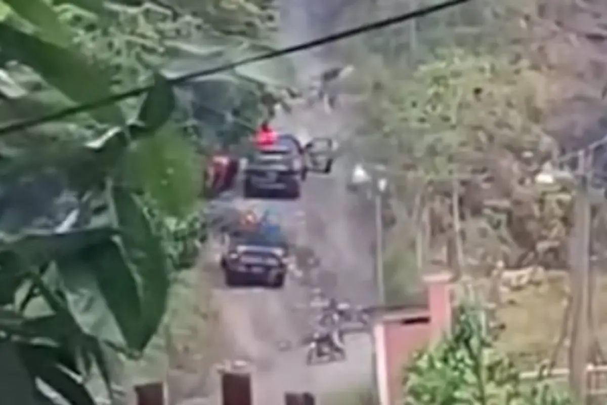 Enfrentamiento armado en Morales, Izabal, queda grabado en video., Captura de pantalla video Facebook.