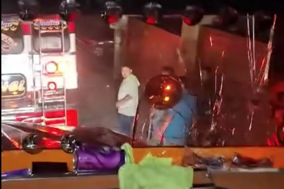 Nueva pelea entre pilotos y ayudantes de buses., Captura de pantalla video Facebook.