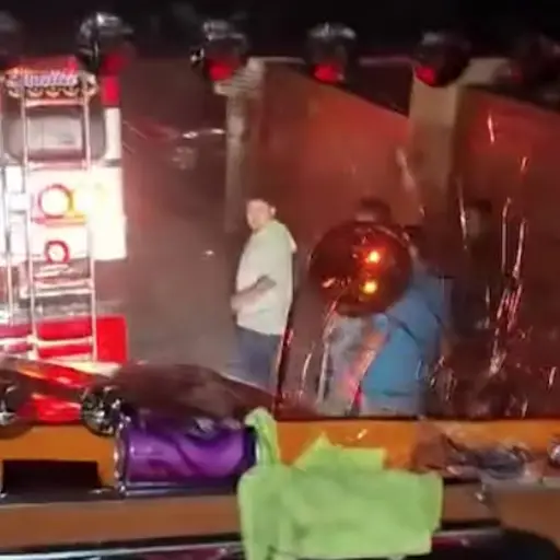 Nueva pelea entre pilotos y ayudantes de buses. ,Captura de pantalla video Facebook.