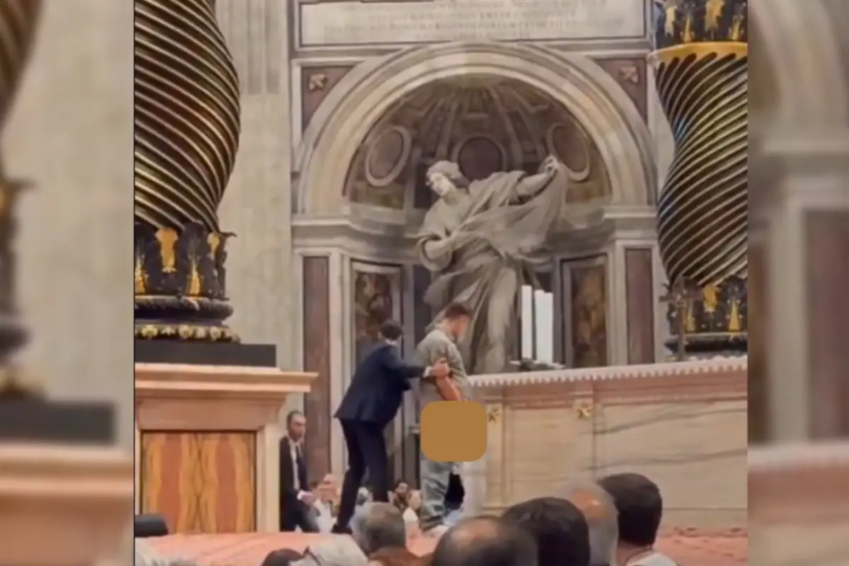 Hombre irrumpe en altar de la Basílica de San Pedro., Captura de pantalla video X.