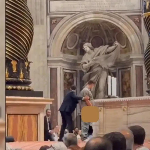 Hombre irrumpe en altar de la Basílica de San Pedro. ,Captura de pantalla video X.