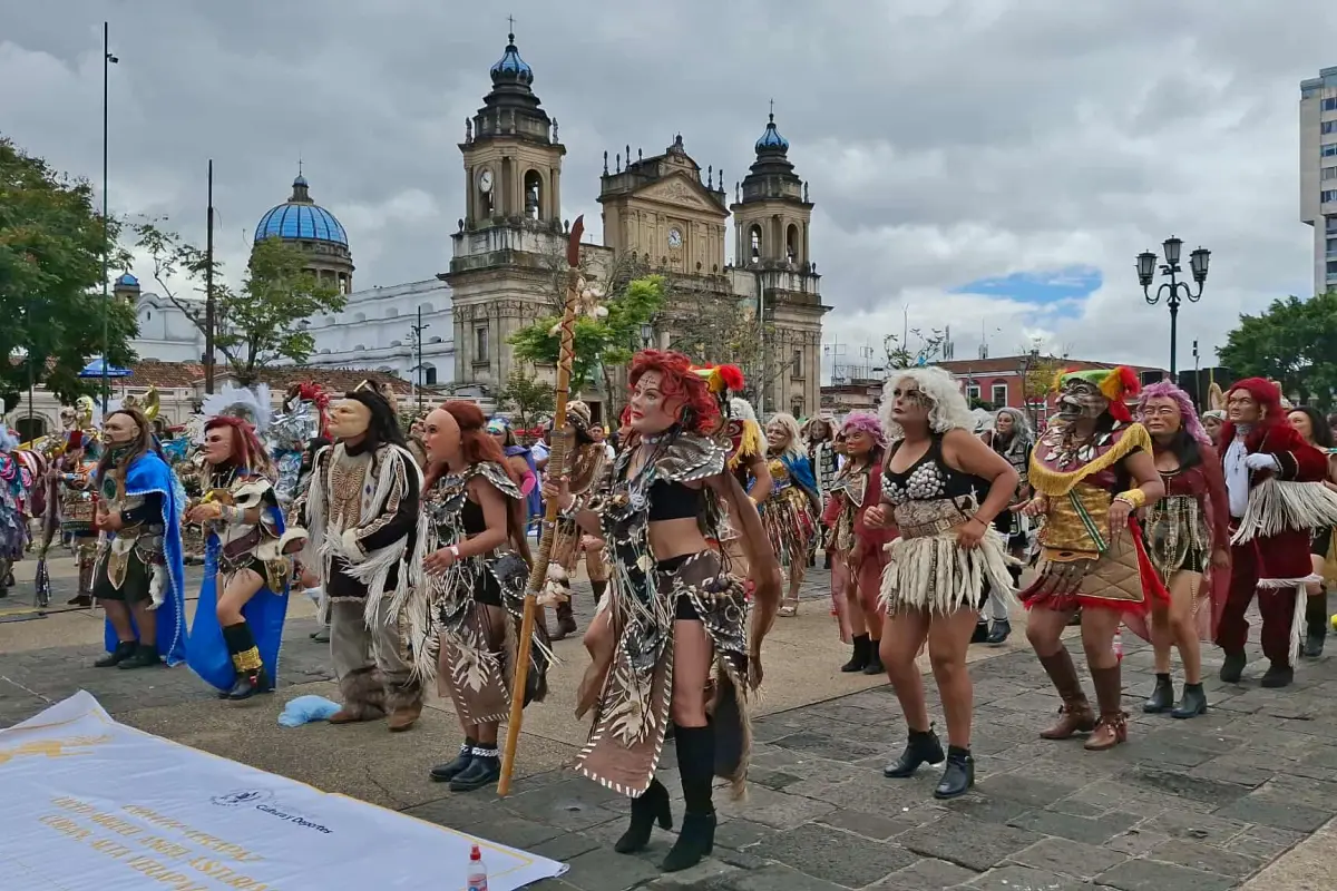 Los colores de los grupos de baile del país llenaron de alegría el Paseo de la Sexta, en la zona 1 capitalina., Álex Meoño.