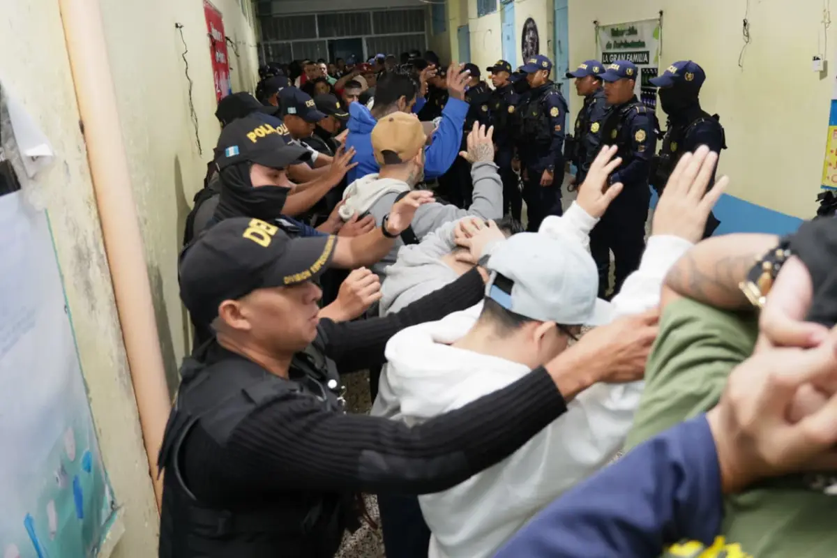 Durante el procedimiento, la PNC compartió imágenes del interior del centro carcelario Fraijanes II., PNC de Guatemala.