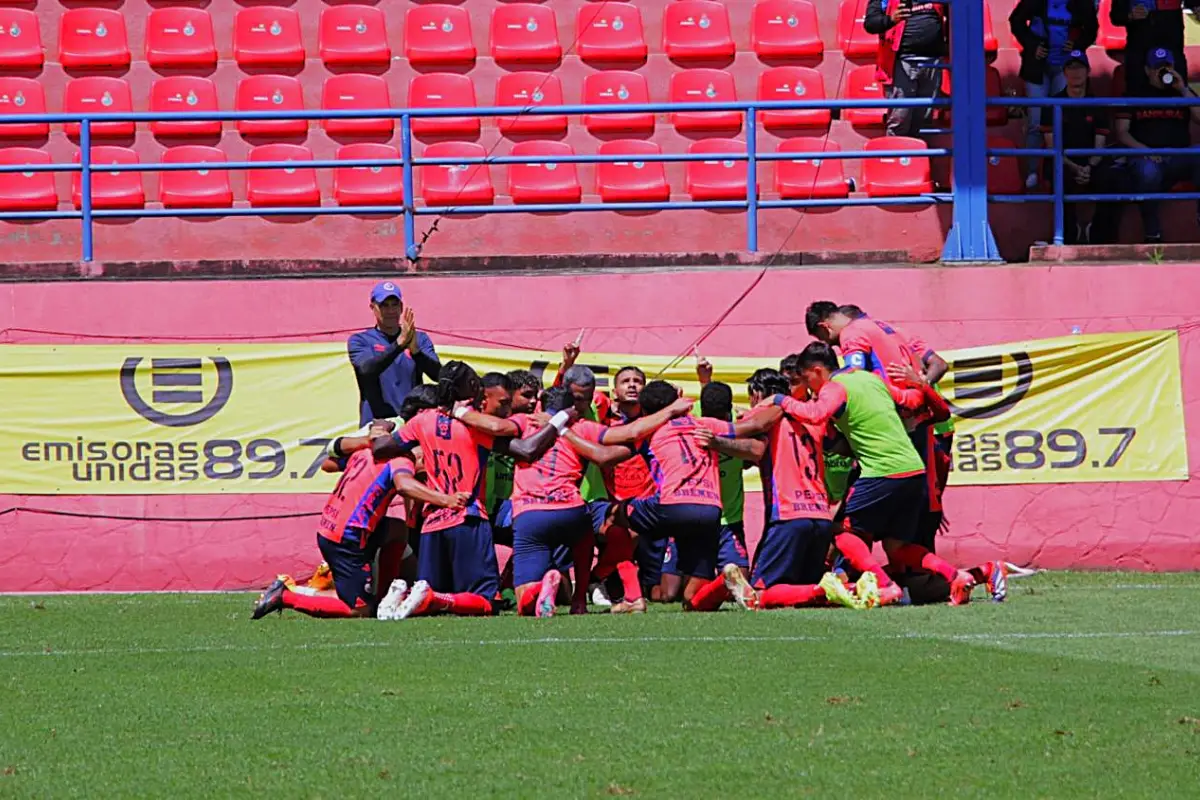 Municipal celebra el liderato del campeonato _