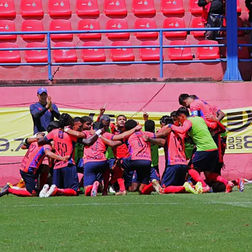 Municipal celebra el liderato del campeonato _