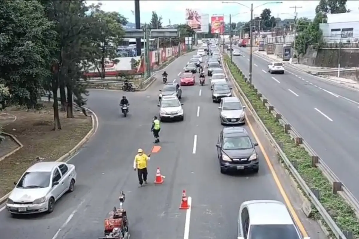 Los trabajos de bacheo se realizan en el carril central de la ruta al Pacífico., Dalia Santos / PMT de Villa Nueva.