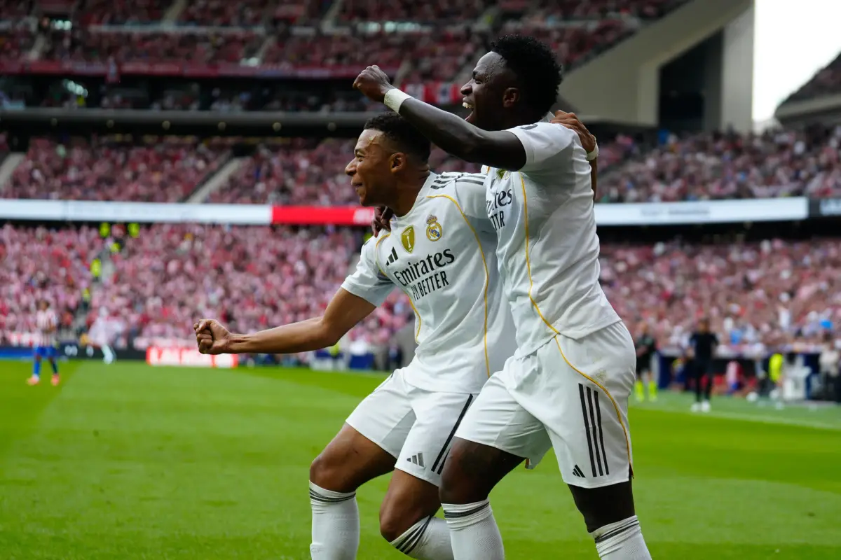 Vinícius Júnior (d) y Kylian Mbappé del Real Madrid celebran unl gol en foto de achivo de Borja Sánchez-trillo,  EFE
