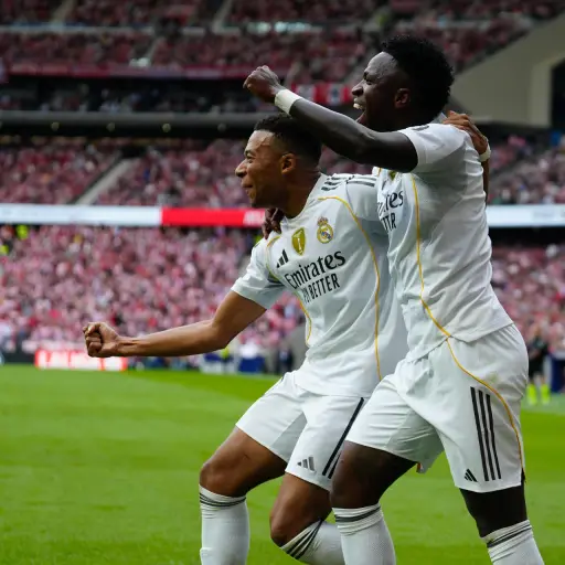 Vinícius Júnior (d) y Kylian Mbappé del Real Madrid celebran unl gol en foto de achivo de Borja Sánchez-trillo , EFE
