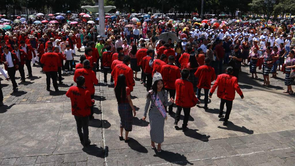 Guatemaltecos viven la experiencia del convite en la zona 1 capitalina | Álex Meoño