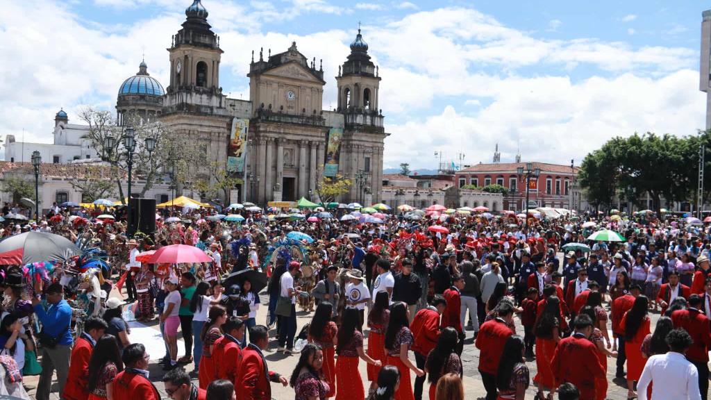 Guatemaltecos viven la experiencia del convite en la zona 1 capitalina | Álex Meoño