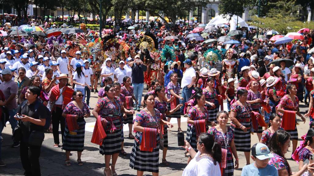 Guatemaltecos viven la experiencia del convite en la zona 1 capitalina | Álex Meoño