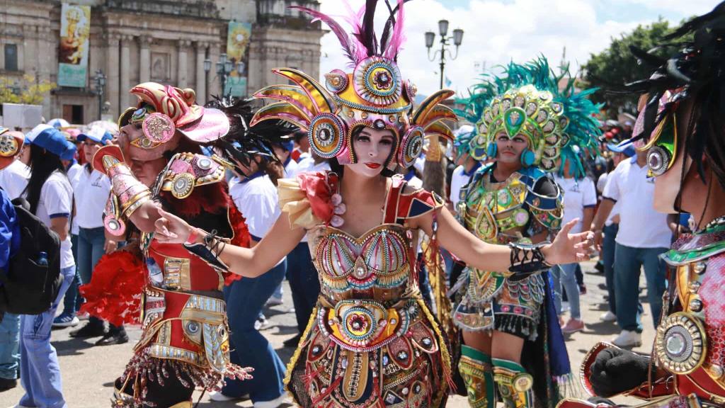Guatemaltecos viven la experiencia del convite en la zona 1 capitalina | Álex Meoño