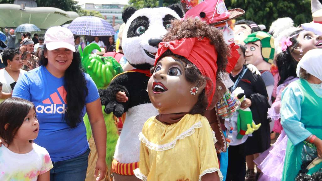 Guatemaltecos viven la experiencia del convite en la zona 1 capitalina | Álex Meoño