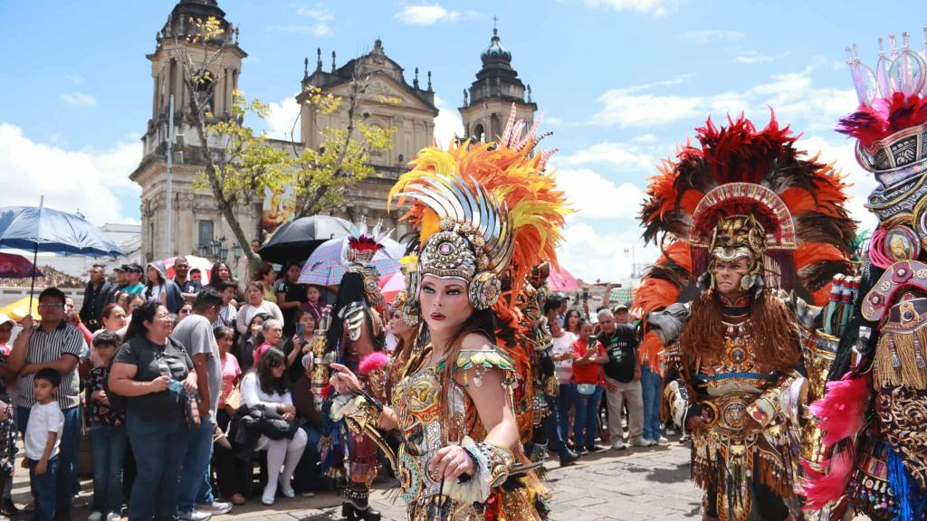 Guatemaltecos viven la experiencia del convite en la zona 1 capitalina | Álex Meoño