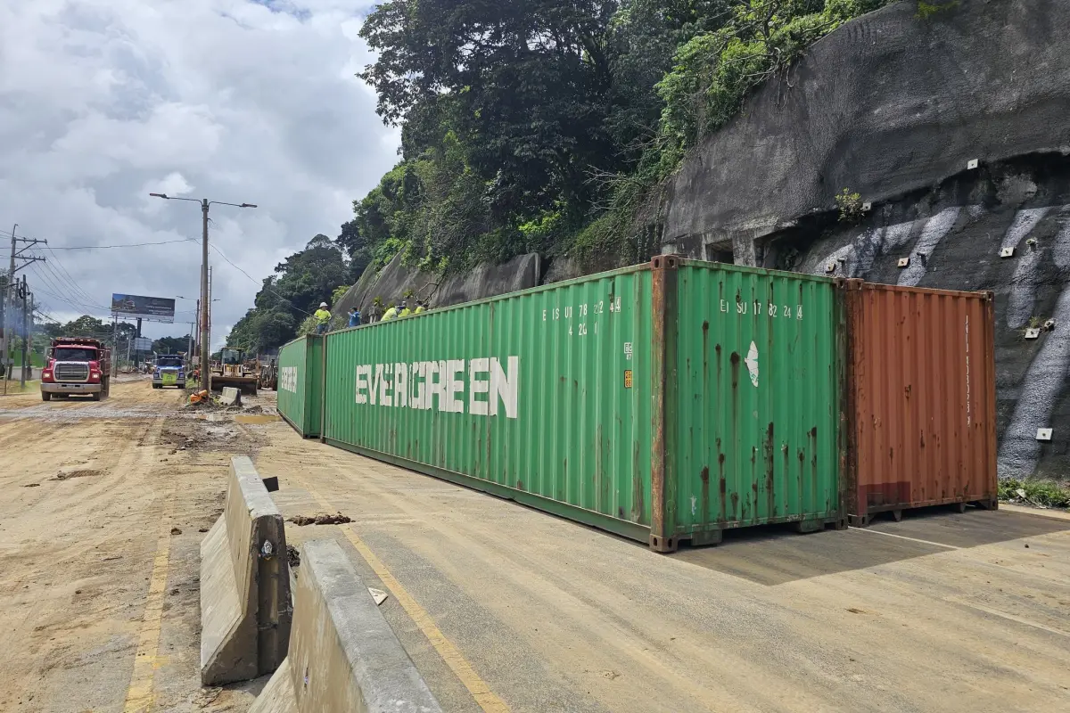 Las autoridades instalaron furgones para asegurar a los trabajadores y el equipo en la zona., Conred.