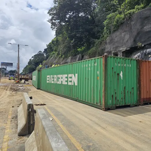 Las autoridades instalaron furgones para asegurar a los trabajadores y el equipo en la zona. ,Conred.