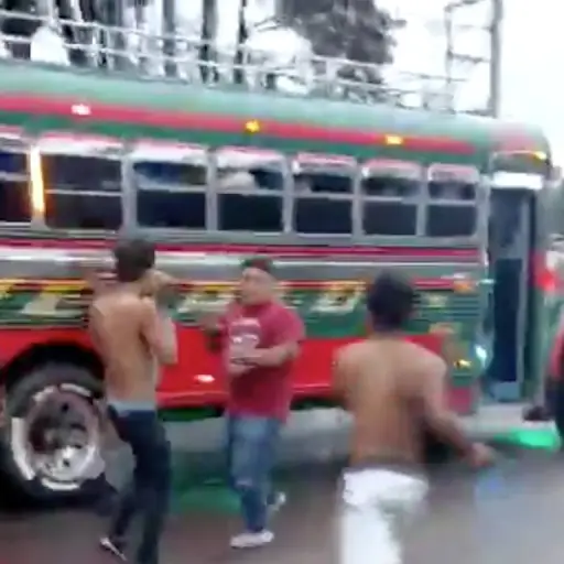 Pelea en Palín. ,Captura de pantalla video X.