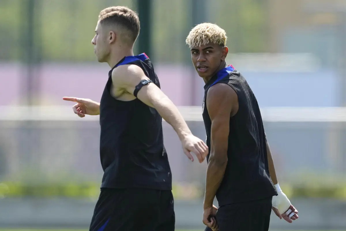 Foto de archivo de los jugadores del FC Barcelona Lamine Yamal (d) y Fermín López durante un entrenamiento del equipo azulgrana,  EFE/Alejandro García
