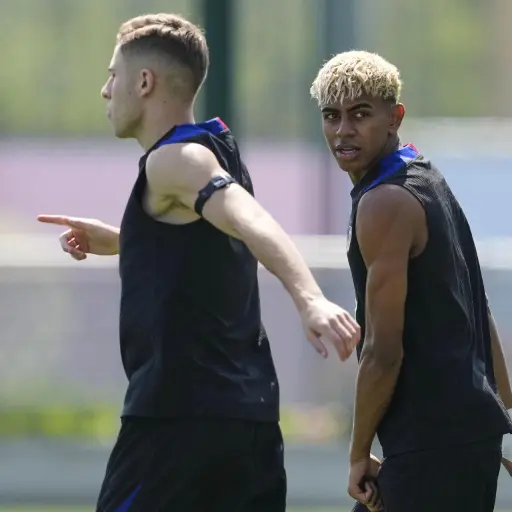 Foto de archivo de los jugadores del FC Barcelona Lamine Yamal (d) y Fermín López durante un entrenamiento del equipo azulgrana , EFE/Alejandro García