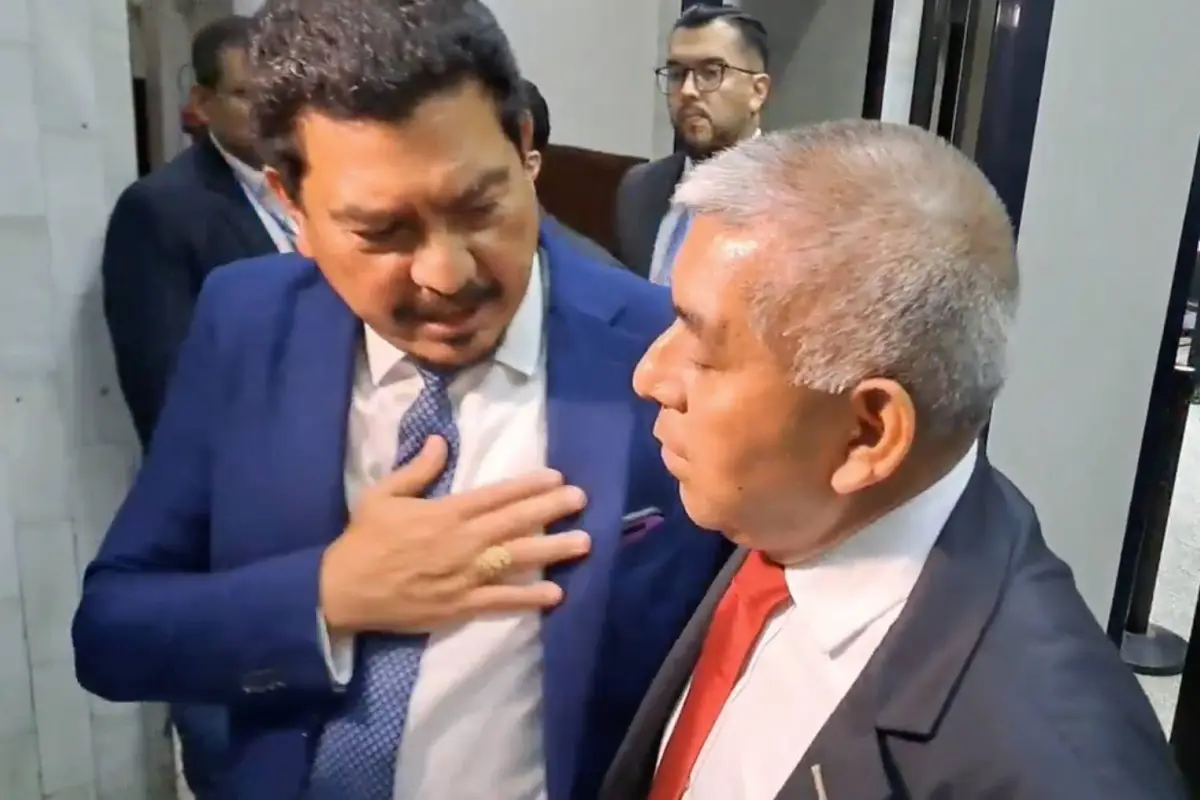 Francisco García Gudiel, abogado defensor de uno de los beneficiados con la resolución se acercó al jefe de la Fiscalía Especial Contra la Impunidad, Rafael Curruchiche., Foto Omar Solís