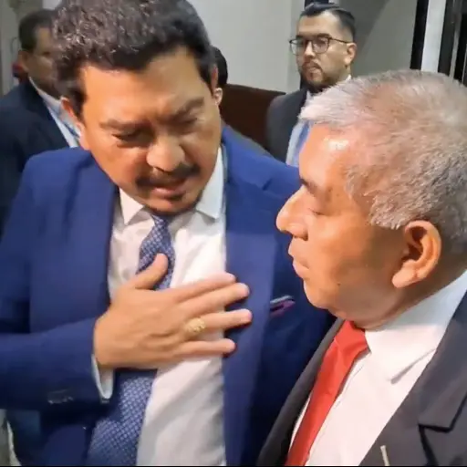 Francisco García Gudiel, abogado defensor de uno de los beneficiados con la resolución se acercó al jefe de la Fiscalía Especial Contra la Impunidad, Rafael Curruchiche. ,Foto Omar Solís