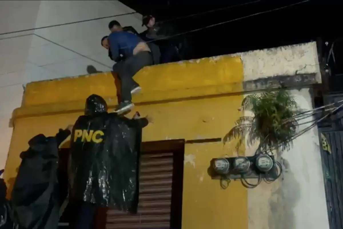 Agentes de la PNC detuvieron al exfutbolista, cuando pretendía robar en un local. , Captura de pantalla