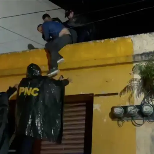 Agentes de la PNC detuvieron al exfutbolista, cuando pretendía robar en un local.  ,Captura de pantalla