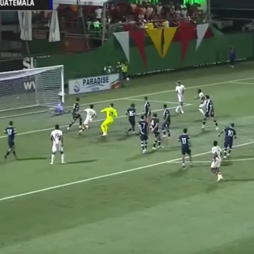 Rudy Muñoz y Pedro Altán ante el remate de Virgil Misidjan 