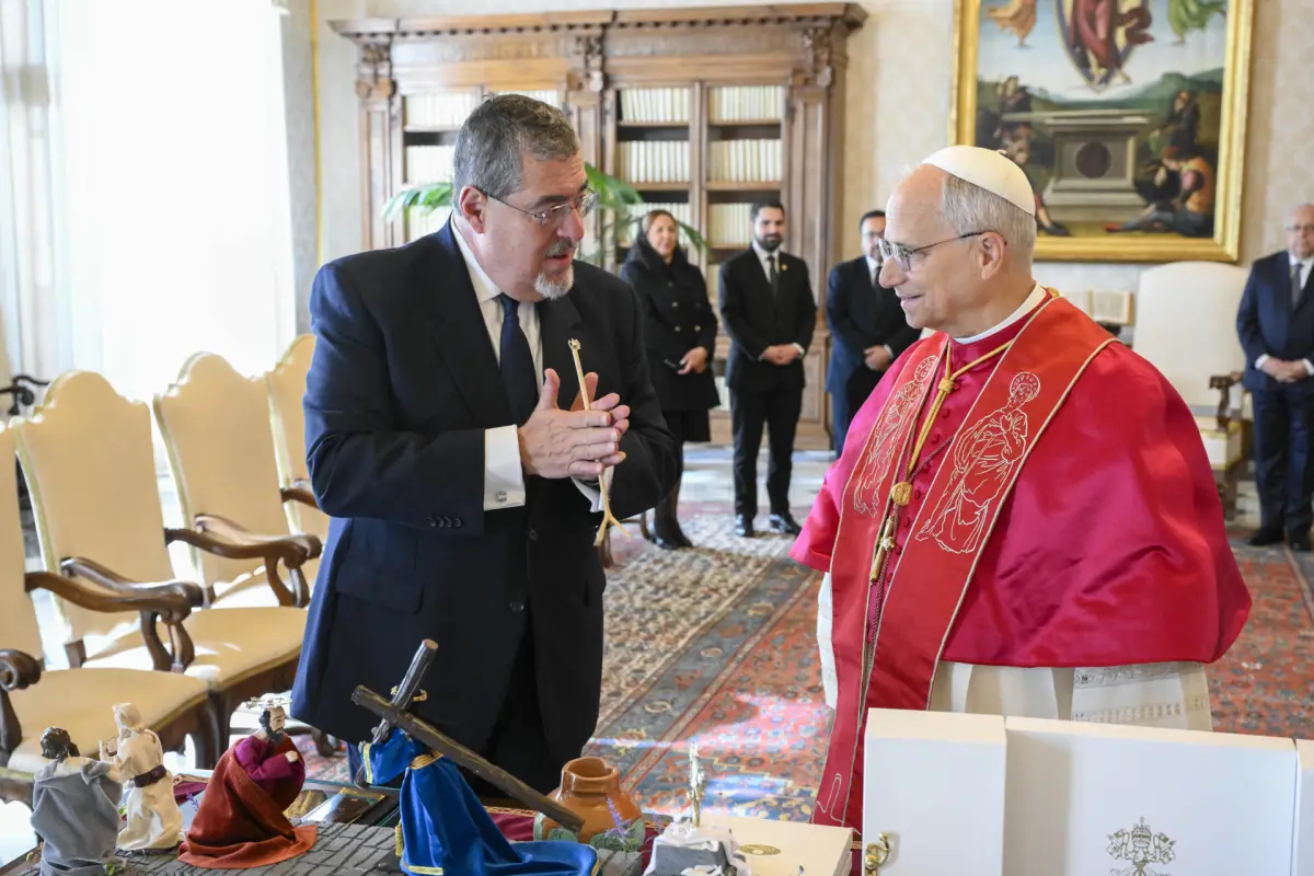 CIUDAD DEL VATICANO (VATICANO), 11/10/2025, - El presidente de Guatemala, Bernardo Arévalo durante su encuentro con el papa León XIV en una audiencia privada celebrada este sábado en el Vaticano