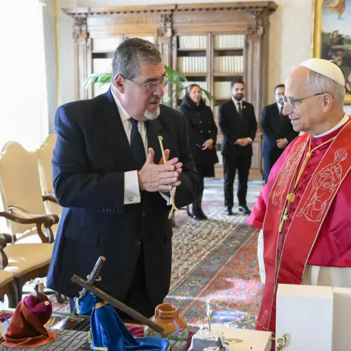 CIUDAD DEL VATICANO (VATICANO), 11/10/2025 ,- El presidente de Guatemala, Bernardo Arévalo durante su encuentro con el papa León XIV en una audiencia privada celebrada este sábado en el Vaticano