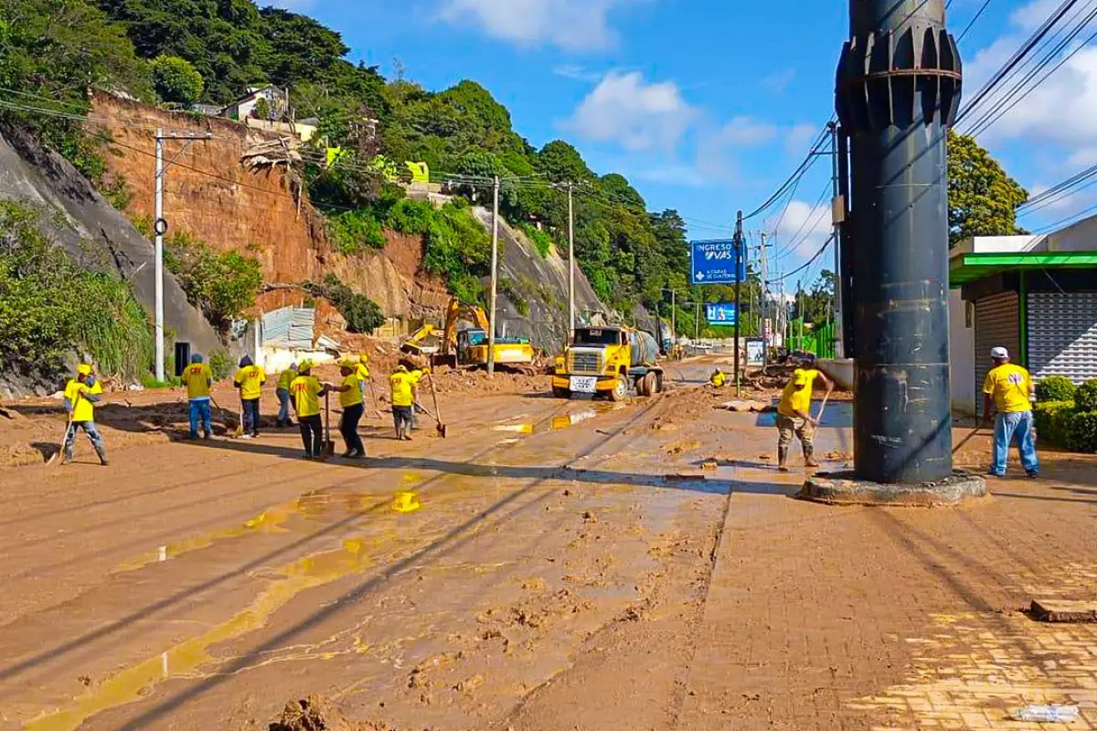 Los trabajos de limpieza empezaron de inmediato en la carretera a El Salvador, tras el deslizamiento del kilómetro 24., Archivo.