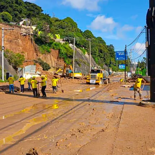 Los trabajos de limpieza empezaron de inmediato en la carretera a El Salvador, tras el deslizamiento del kilómetro 24. ,Archivo.