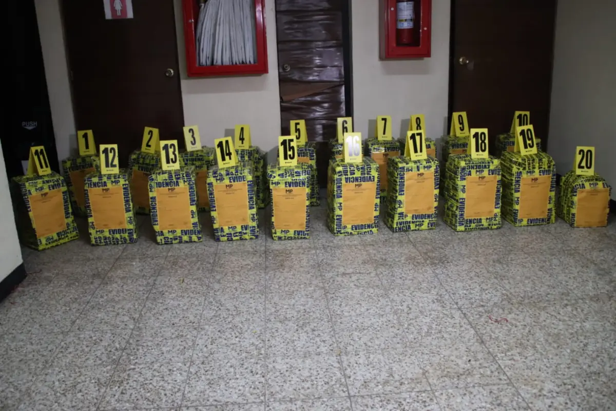 Los paquetes descomisados fueron empacados como evidencia, informó la PNC., PNC de Guatemala.