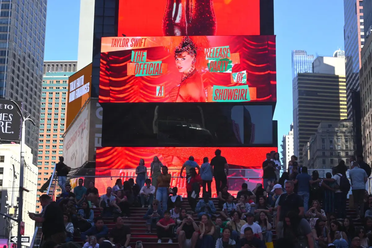 Una valla publicitaria anuncia el álbum de Taylor Swift 'The Life of a Showgirl' en Times Square en Nueva York, Nueva York, EE,  UU