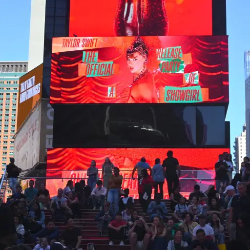 Una valla publicitaria anuncia el álbum de Taylor Swift 'The Life of a Showgirl' en Times Square en Nueva York, Nueva York, EE , UU