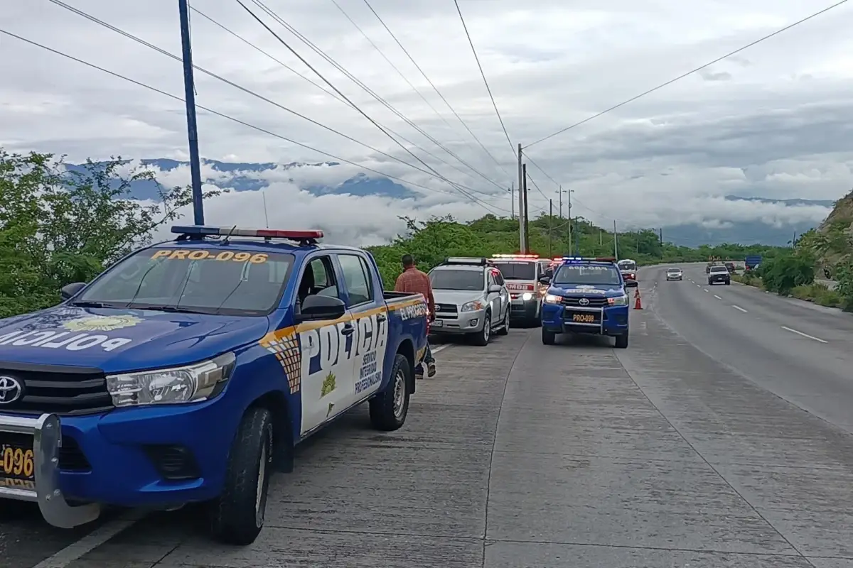 El carro cayó a una hondonada de la ruta al Atlántico. , Redes sociales.