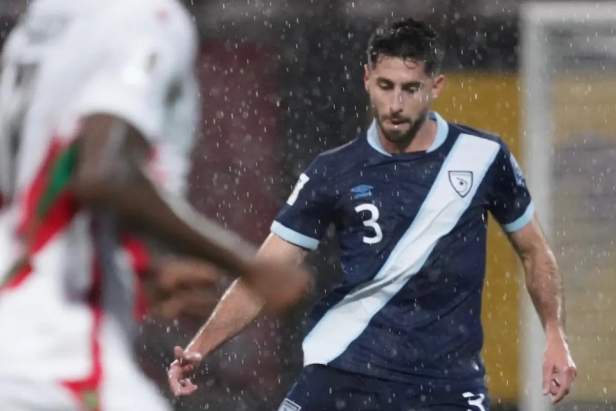 Nicolás Samayoa en acción ante Surinam por partido eliminatorio 