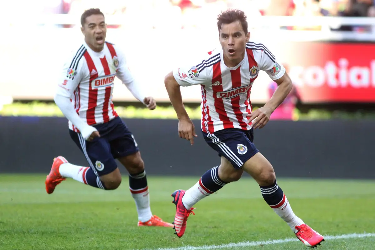 Fotografía de archivo donde aparece el exjugador de fútbol, Omar Bravo (d),  EFE/Ulises Ruiz Basurto
