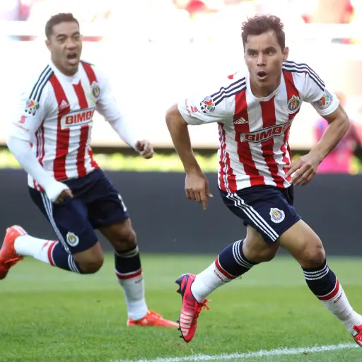 Fotografía de archivo donde aparece el exjugador de fútbol, Omar Bravo (d) , EFE/Ulises Ruiz Basurto