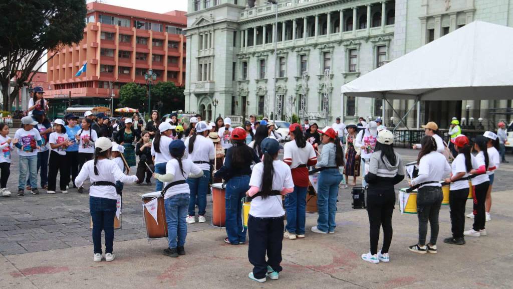 Niñas piden por sus derechos en la Plaza de la Constitución | Álex Meoño